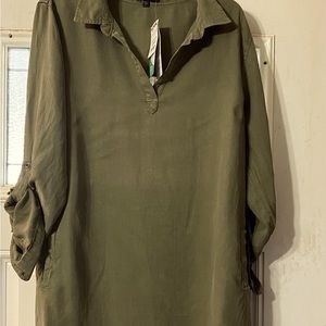 Green dress with side pockets.